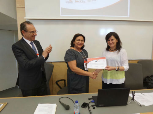 A Presidente do Tribunal de Contas do Amapá, Maria Elizabeth Calvalcante de Azevedo Picanço, entregou um certificado à professora Paula Freire