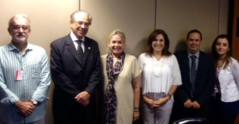 O presidente Sebastião Helvecio, entre os professores Dalton e Maria Inês, a diretora geral Raquel, e os especialistas Paulo e Priscilla