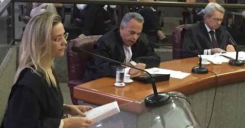 A advogada Ana Flávia Patrus de Souza fez sustentação oral em defesa da Fundação de Parques Municipais. Ao fundo, os conselheiros Gilberto Diniz e José Viana (relator)