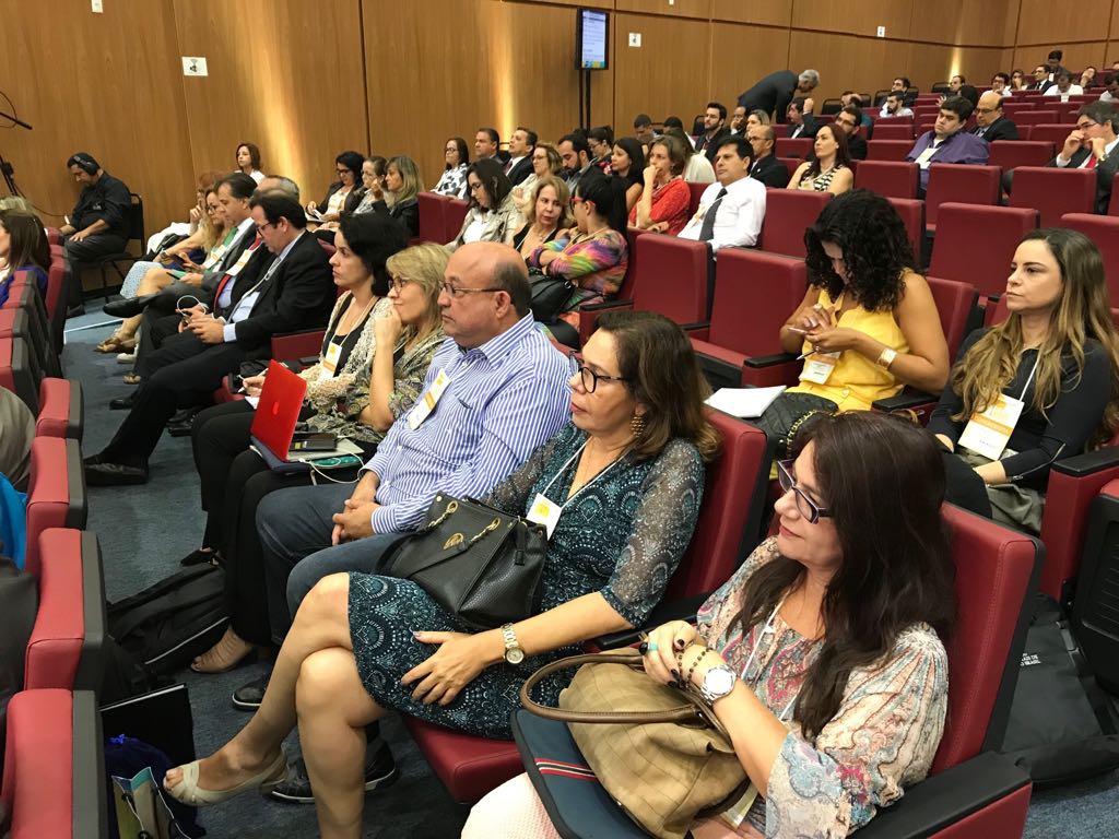 Servidores do TCEMG acompanhando a mesa-redonda