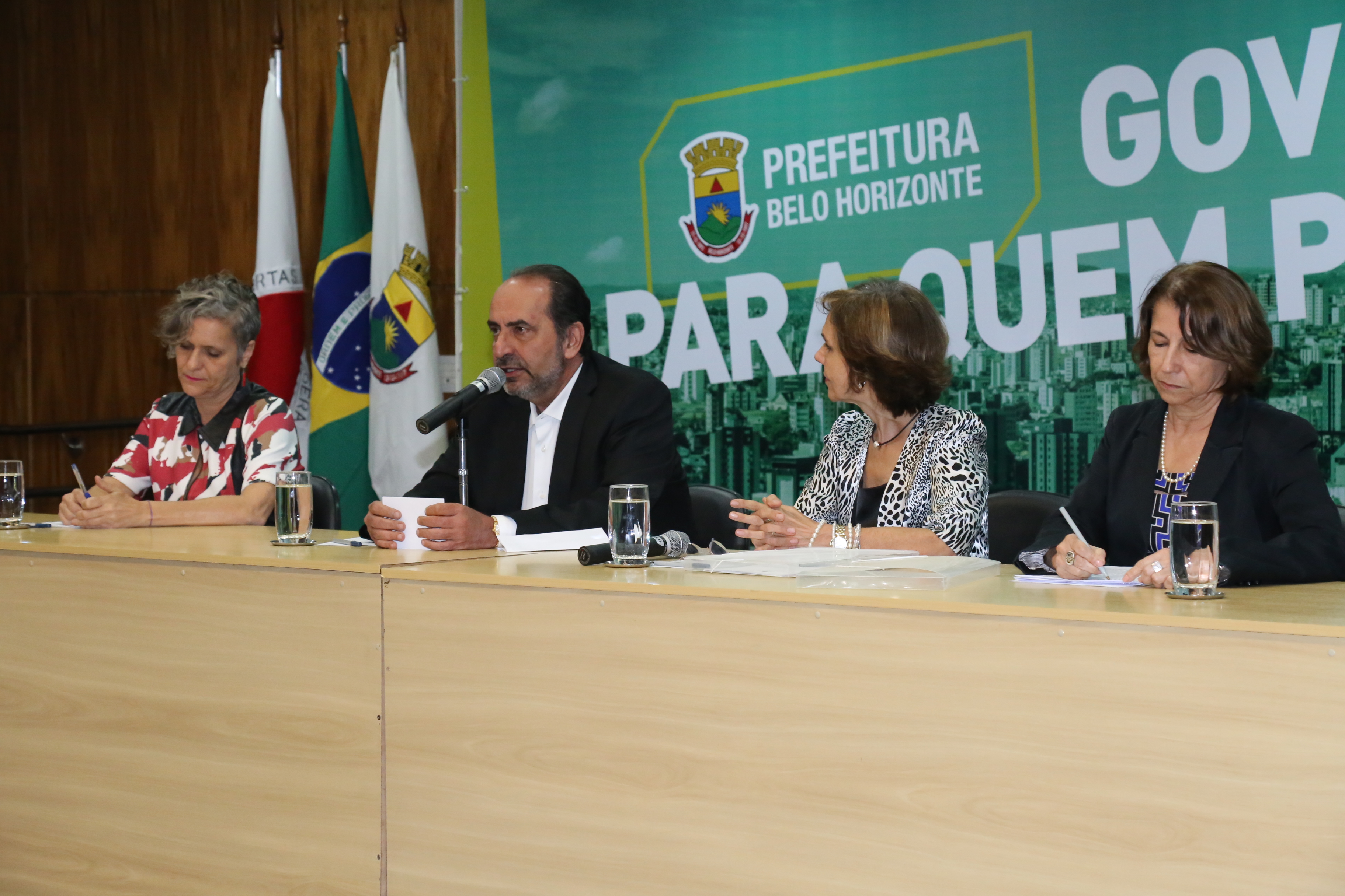 Vereadora Cida Falabela, prefeito Alexandre Kalil e secretárias Ângela Dalben e Edna Martins