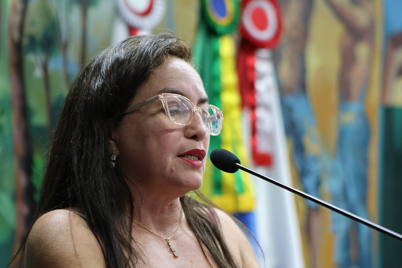 Adriana Rangel, chefe da Divisão de Documentação e Arquivo do TCEPB, fez a leitura da Carta Compromisso - foto: Vinícius Dias/TCEMG