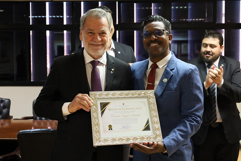 Durval &Acirc;ngelo recebe homenagem das m&atilde;os do vereador de Sete Lagoas, Rodrigo Braga - foto: Vin&iacute;cius Dias/TCEMG