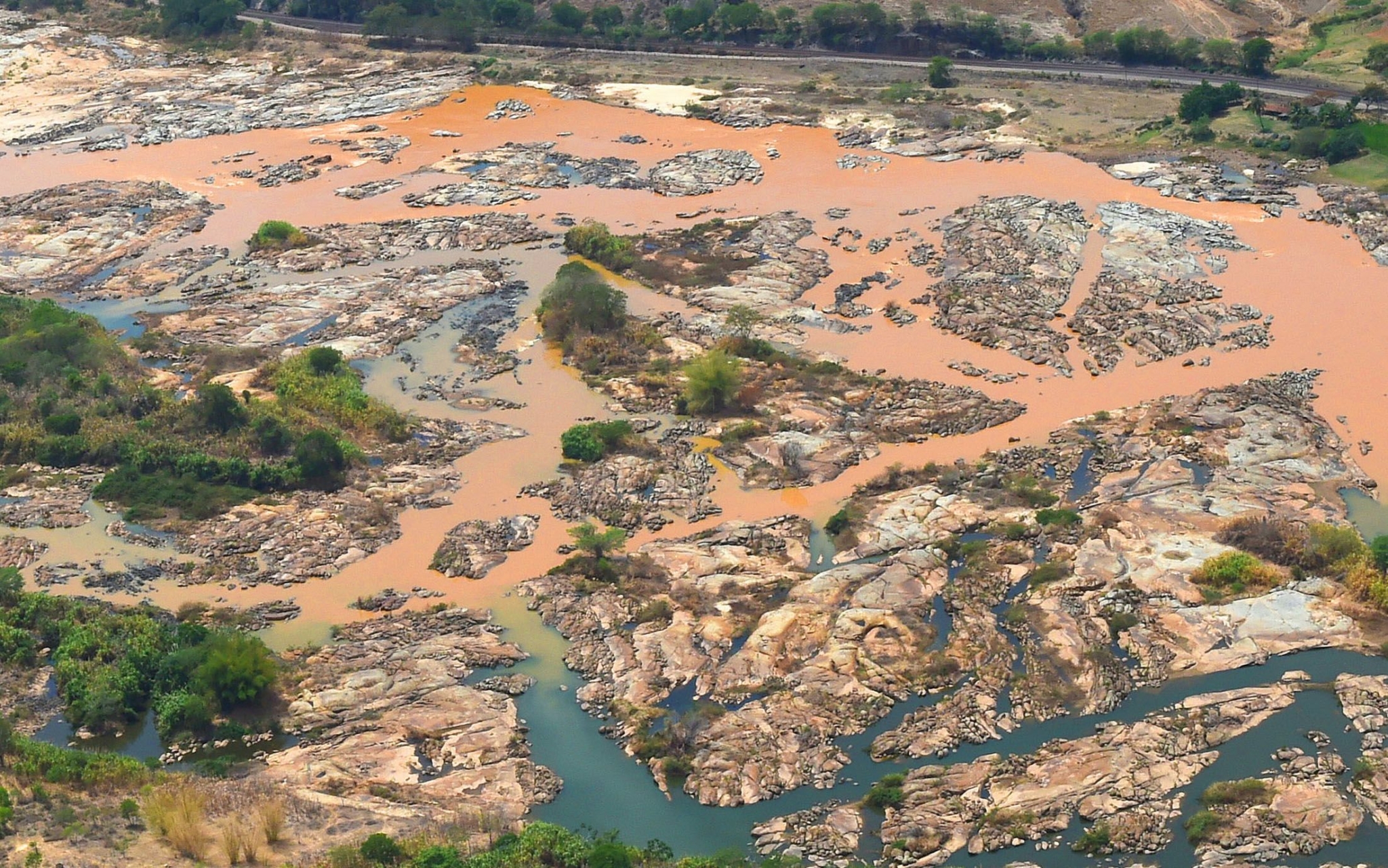 A foto do município de Resplendor, em MG, exibe lama nas águas do Rio Doce após o rompimento da barragem da Mina Córrego do Feijão, da Vale. Foto: Fred Loureiro/Secom ES