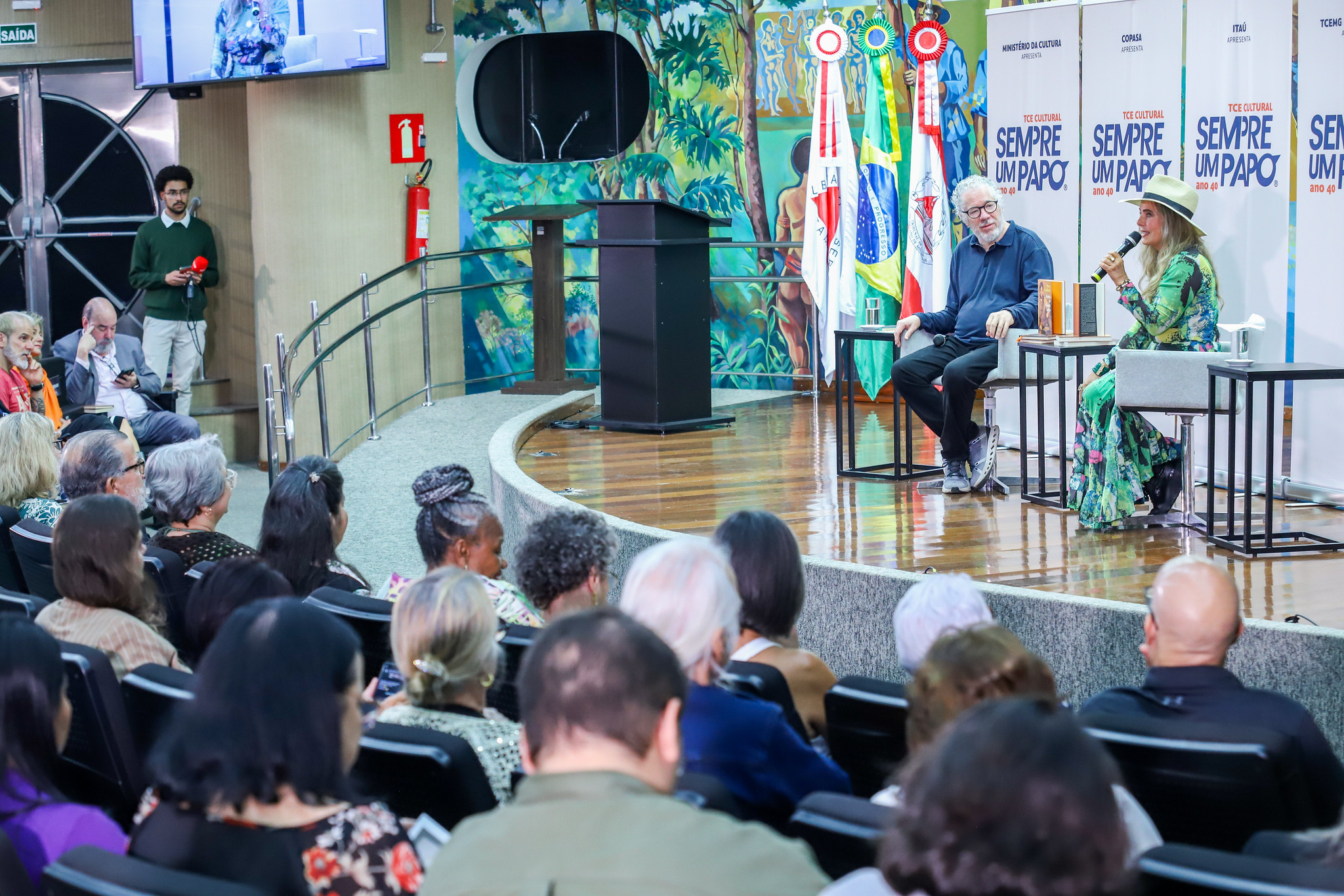 O audit&oacute;rio do Tribunal de Contas foi o palco do Sempre Um Papo - 40 anos com a atriz e escritora, Bruna Lombardi - Foto: Vin&iacute;cius Dias