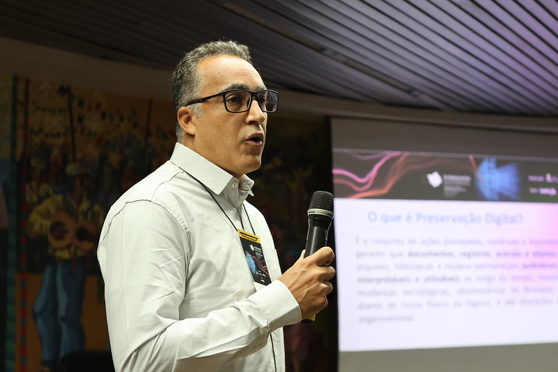 Para Fábio Lopes, a transição do registro físico para o magnético alterou radicalmente a densidade da informação - foto: Vinícius Dias/TCEMG