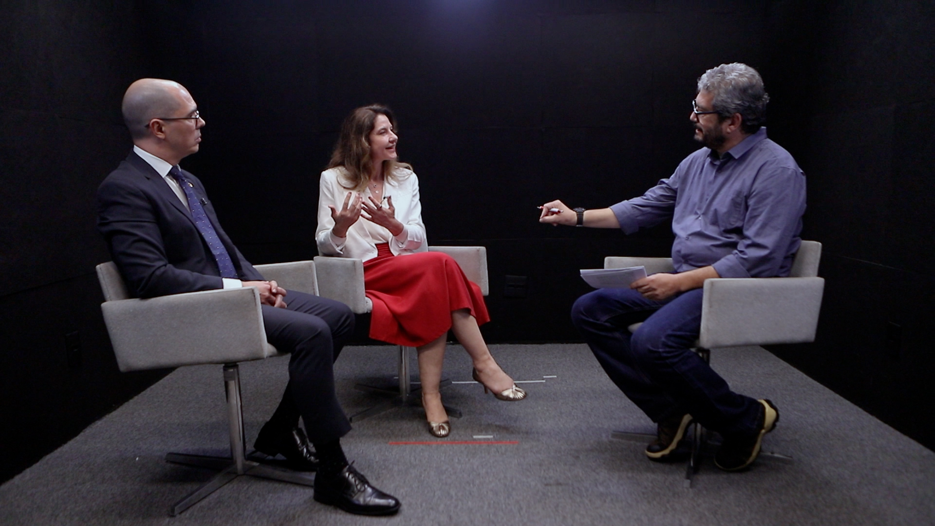Na foto, o conselheiro Telmo Passareli e a presidente-executiva do Articule, Alessandra Gotti durante a entrevista gravada no est&uacute;dio da Escola de Contas - imagem: print de tela