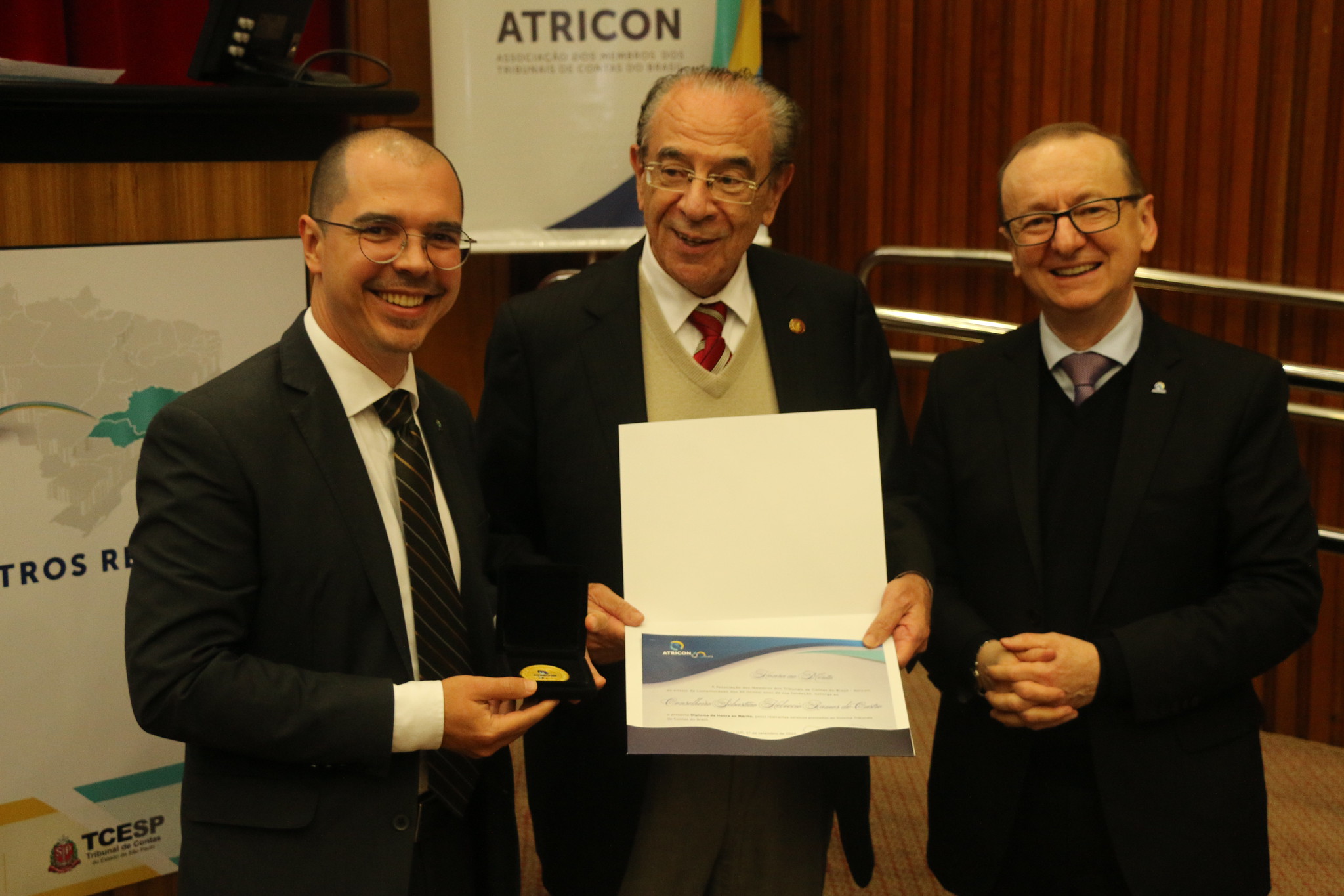 Sebastião Helvecio recebe homenagem das mãos do conselheiro substituto Telmo Passareli