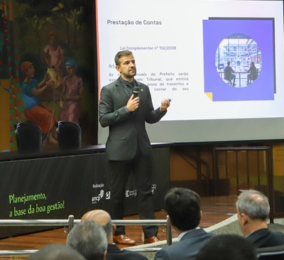 O analista de Controle Externo Igor Simões destacou o uso da IA na análise de prestações de contas - Foto: Thiago Rios Gomes/TCEMG