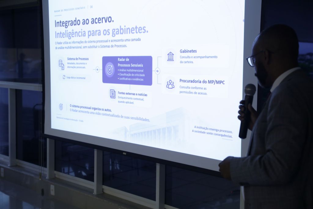 O diretor de TI do Tribunal, Alexandre Silva, demonstrou o funcionamento da ferramenta - Foto: Victor Oliveira/TCEMG