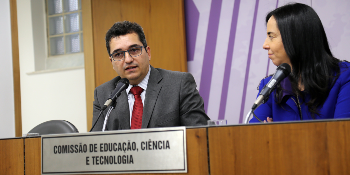 O projeto Na Ponta da Lápis foi apresentado na ALMG (Foto: Thiago Rios)