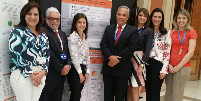 Da esq. para à dir.: A diretora-geral, Raquel Simões; o conselheiro do TCEMG Wanderley Ávila; a diretora da DCEM, Cristiana Lemos; o conselheiro do TCEMG Gilberto Diniz; a procuradora do MPCMG, Elke Andrade; a coordenadora do IRB, Marilia Carvalho e a servidora Silvia Ribeiro.