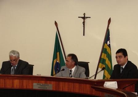 À esquerda, Conselheiro-Presidente Wanderley Ávila; à direita o Procurador Cláudio Terrão