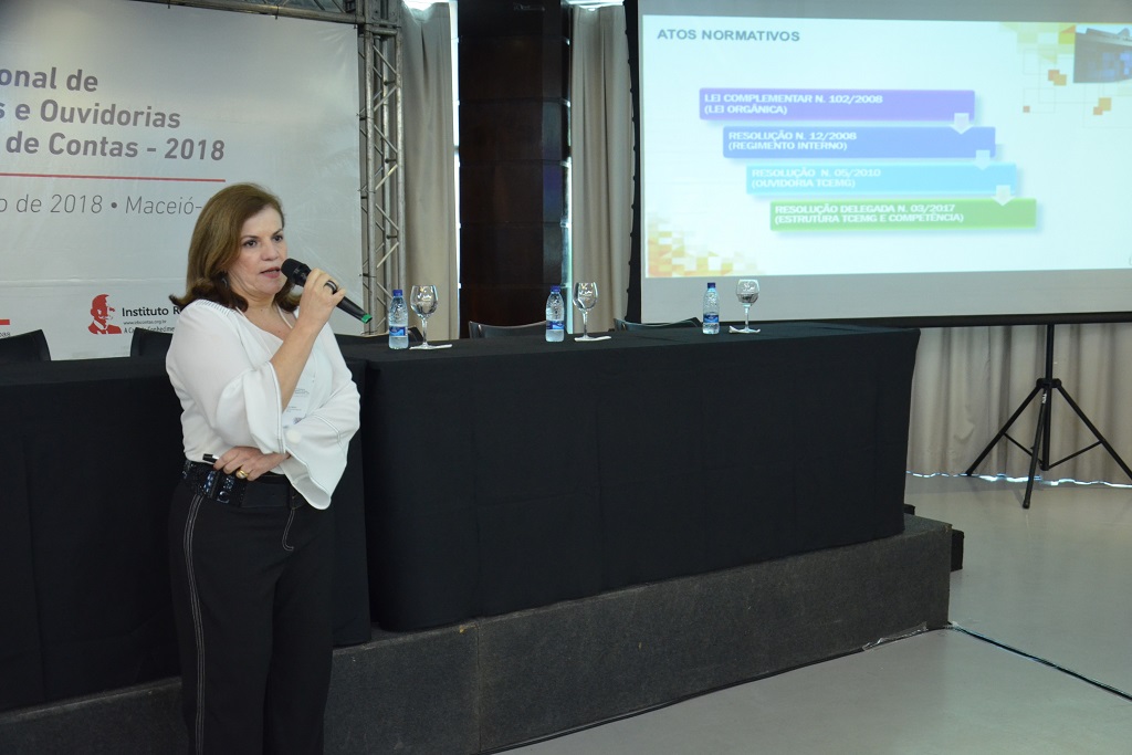 Coordenadora da Secretaria da Ouvidoria Patrícia Silva Cortez durante palestra no Encontro Nacional de Corregedorias e Ouvidorias dos Tribunais de Contas 2018