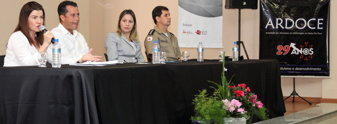 A superintendente Cristina Márcia Mendonça; o prefeito de Conselheiro Pena, Roberto Balbino; a Coordenadora da Escola de Contas, Sílvia Araújo e o Capitão Fernando Costa e Silva, assessor de Comunicação Organizacional da 8ª Região Militar