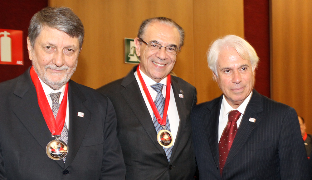 O Presidente do TCEMG (ao centro), o empresário Stefan Salej (à esquerda) e o Presidente da ACMinas (à direita)