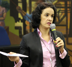 A servidora do TCE descontraiu e provocou a reflexão (Foto: Thiago Rios Gomes)