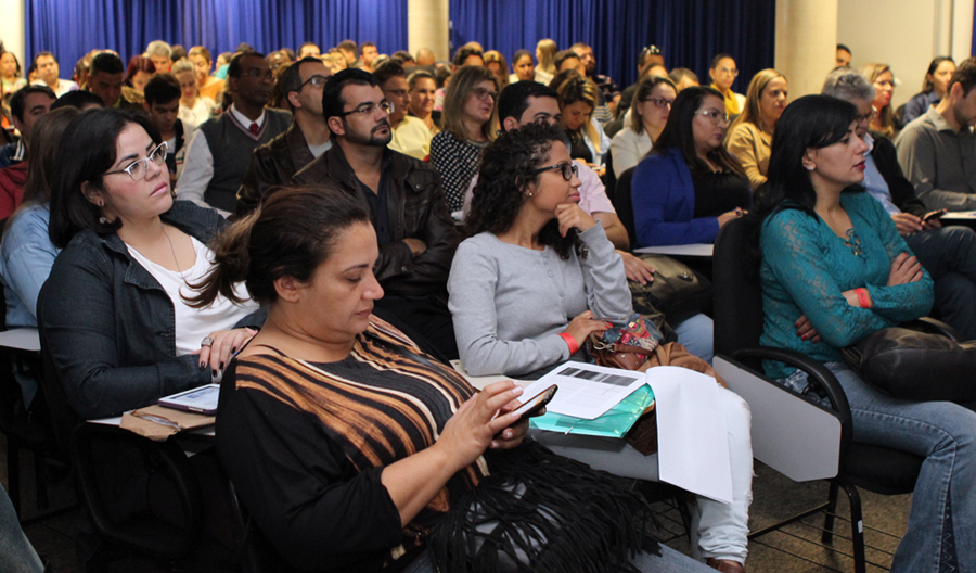 O público acompanhou a transmissão simultânea no mini auditório (Foto: Thiago Rios Gomes)