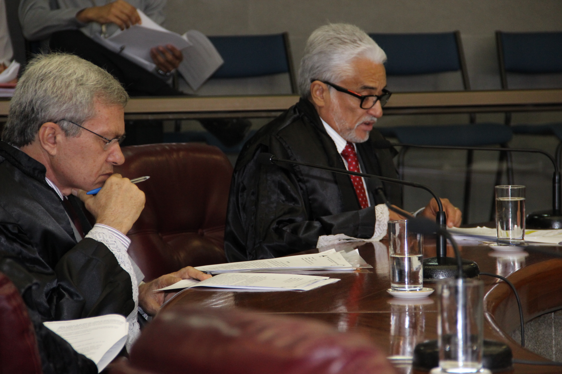 À direita na foto, o relator, Conselheiro Wanderley Ávila