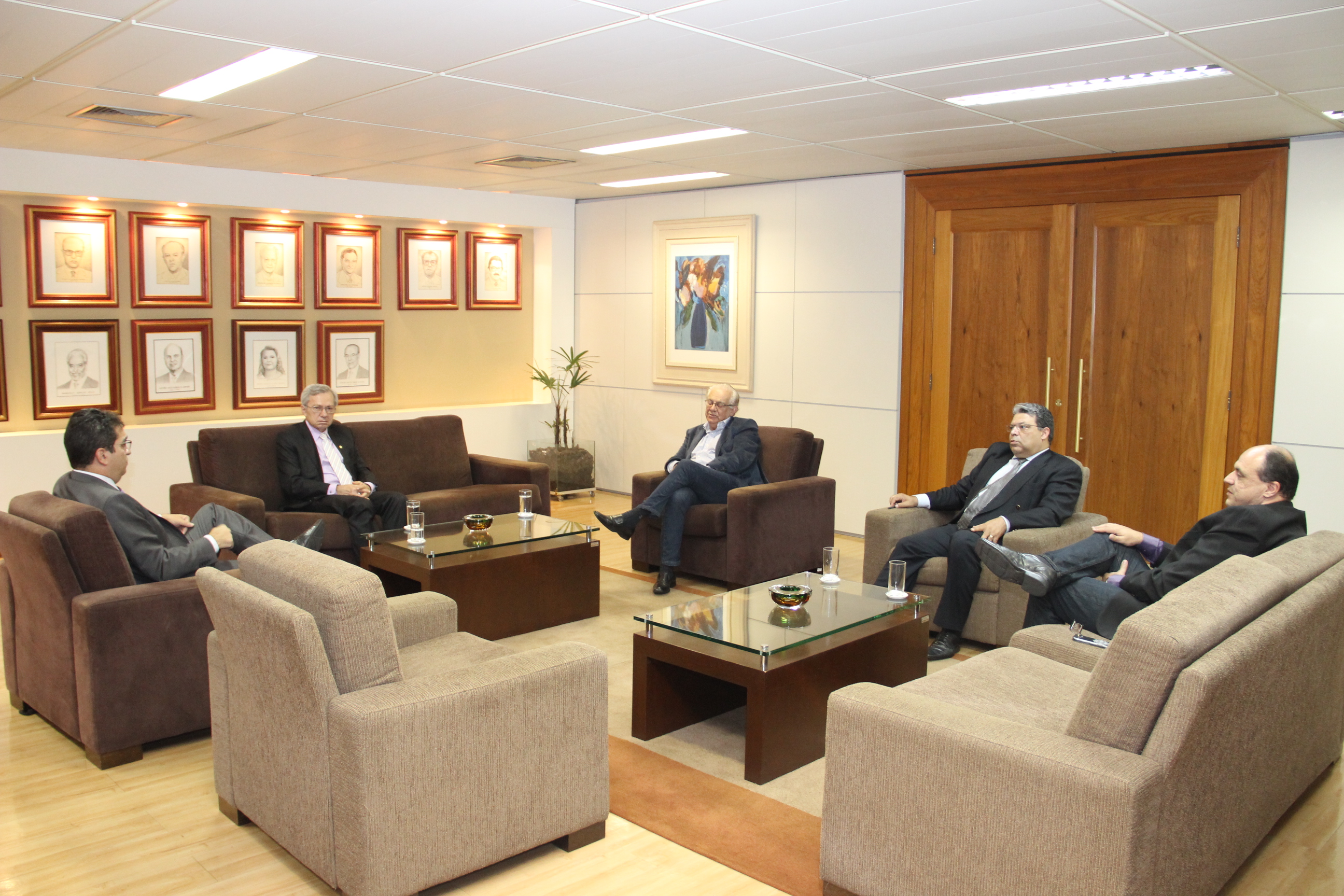 O prefeito Vitor Penido de Barros, acompanhado do procurador-geral, Antônio Cezar Ribeiro, e do secretário de administração, Jean Carlo Seabra Pedrosa, todos do município de Nova Lima, visitaram o presidente do TCEMG nessa tarde.