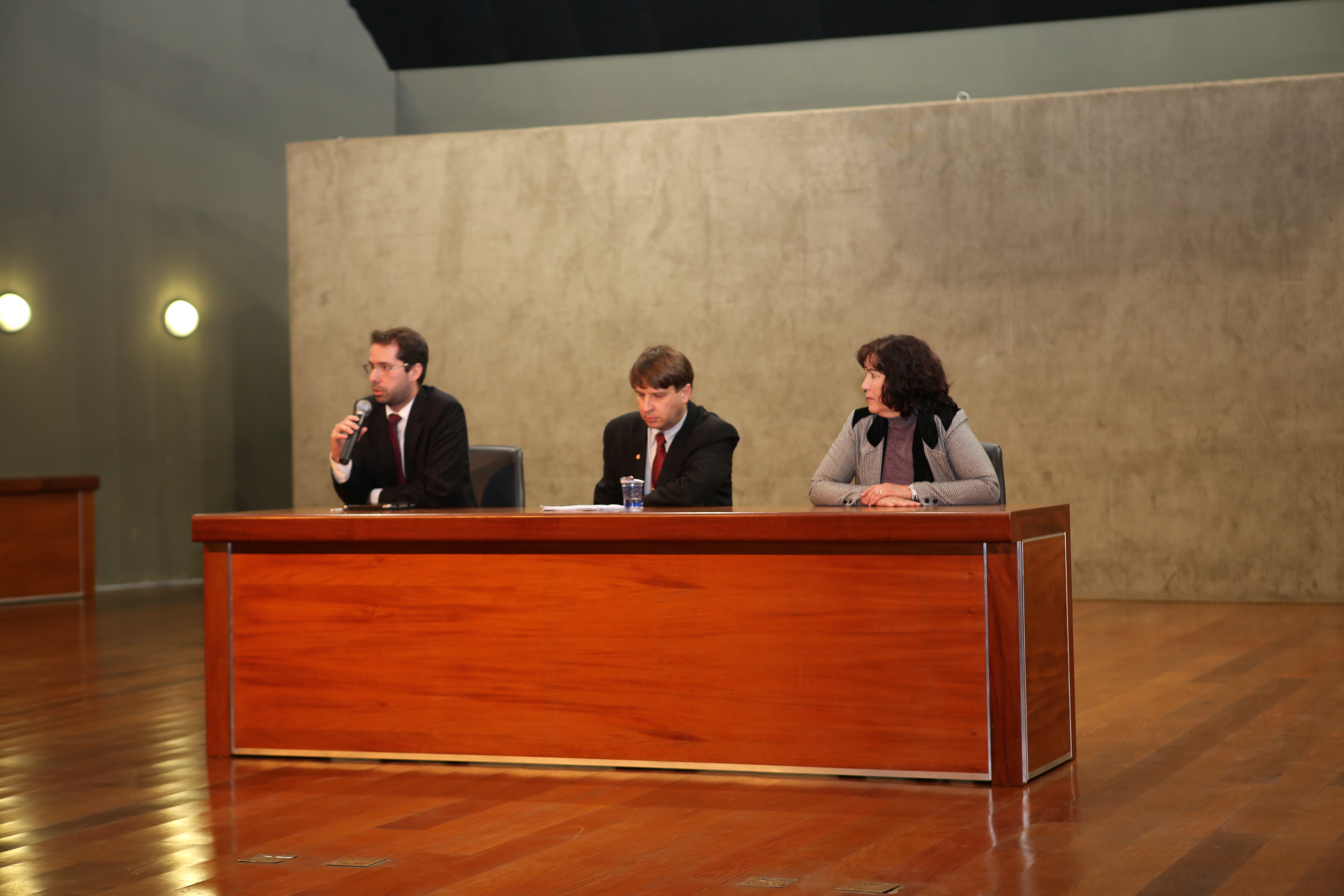 palestrantes respondem às perguntas do público no seminário