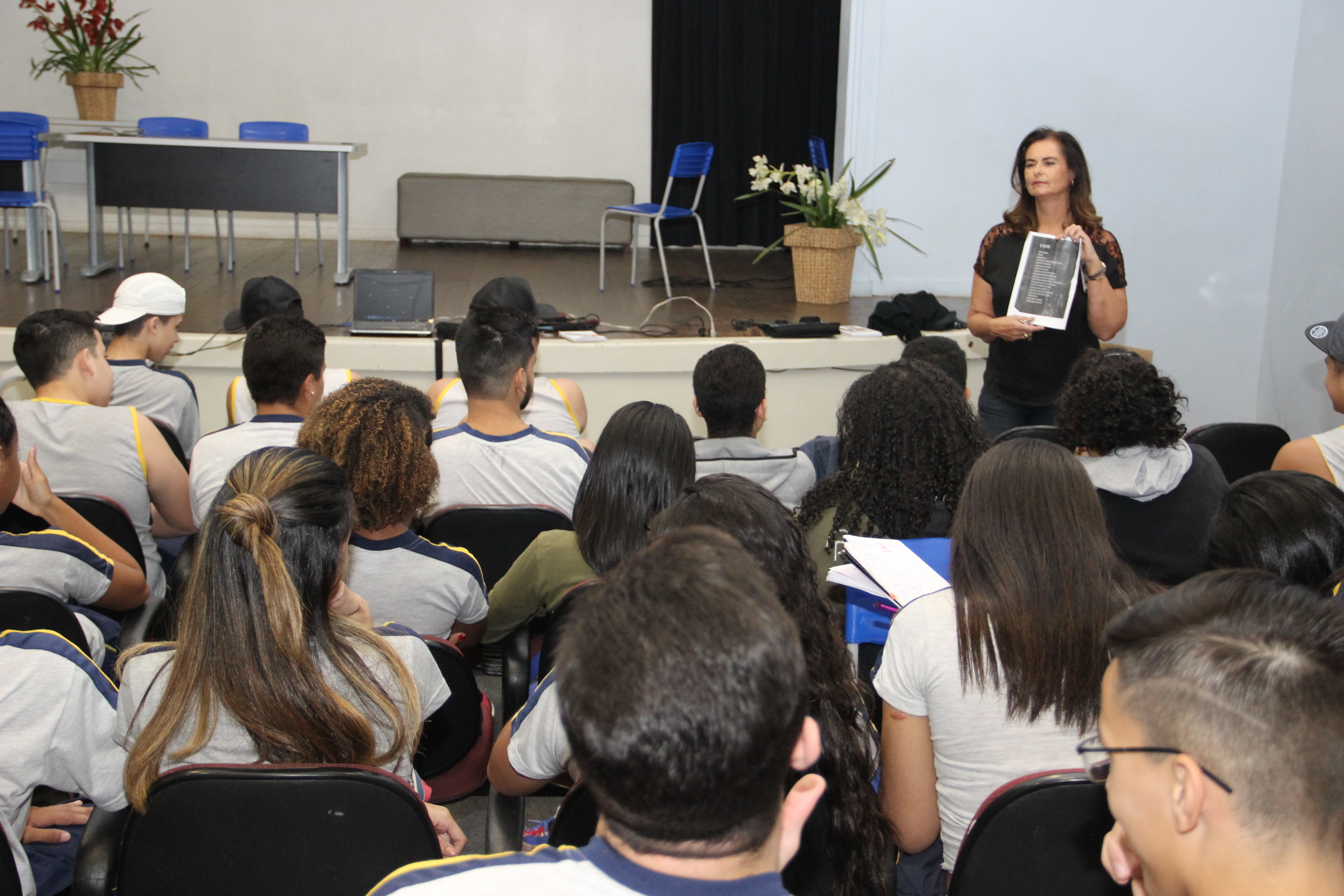 A servidora do TCEMG Júnia Caldeira de Souza Lacerda durante apresentação do programa na Ponta do Lápis, na E. E. Maurício Murgel 