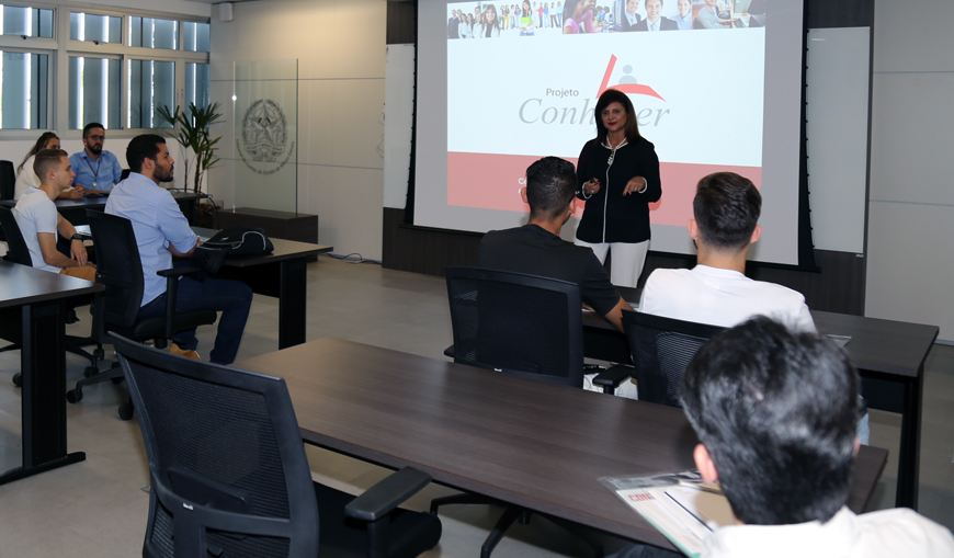 Os alunos do UNI-BH assistiram à palestra da servidora Luciana Raso