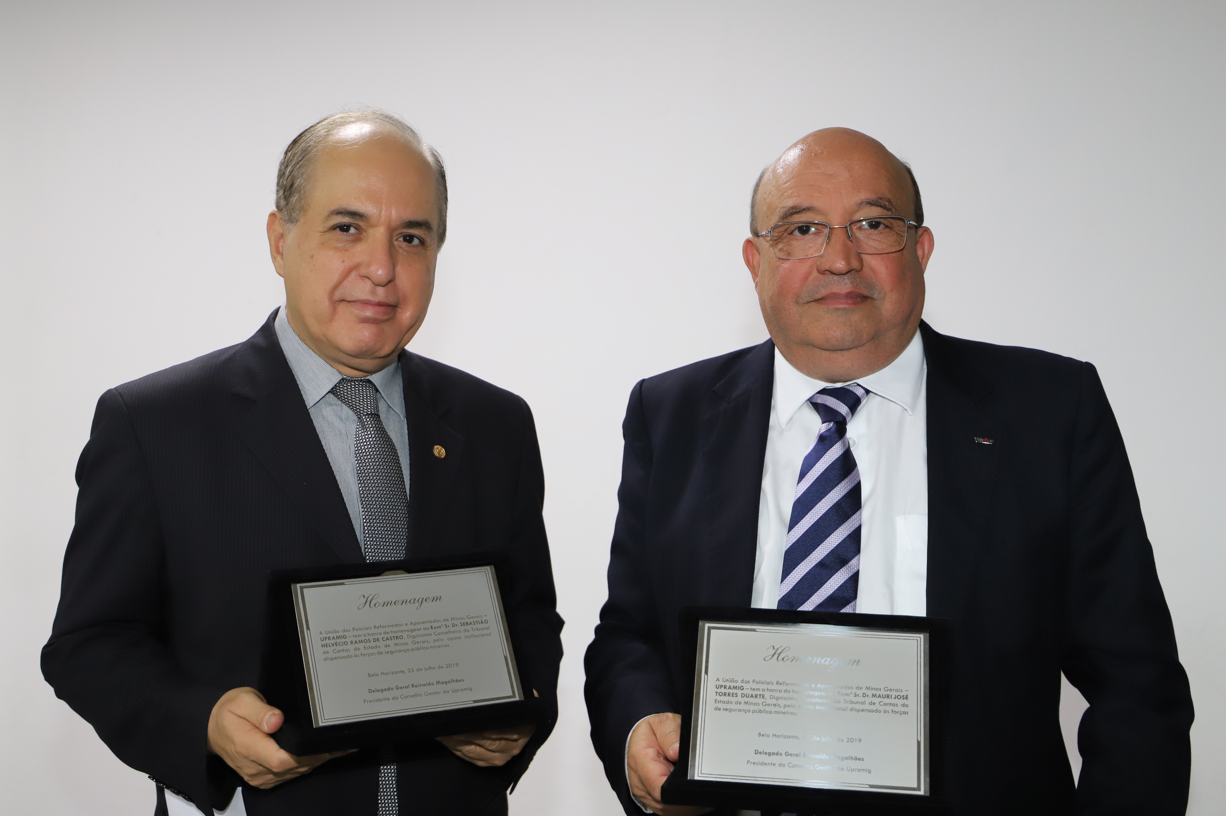 Paulo Roberto Cardoso e Cristiano Alkmim receberam a homenagem em representação aos conselheiros Sebastião Helvecio e Mauri Torres 