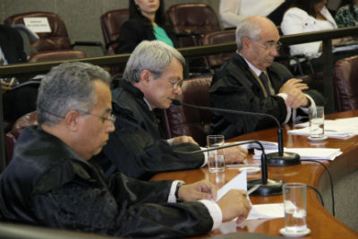 O Conselheiro José Viana (ao centro) foi o relator do processo