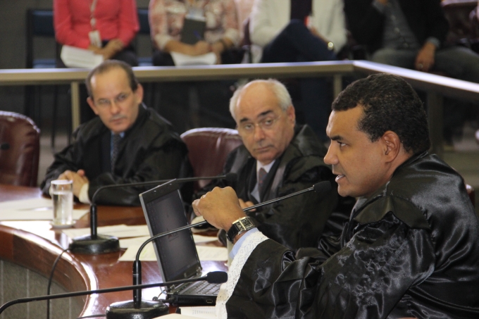 Decisão da Primeira Câmara acompanhou o voto do relator, Conselheiro em Substituição Licurgo Mourão (1º à direita). Foto: Karina Camargos Coutinho
