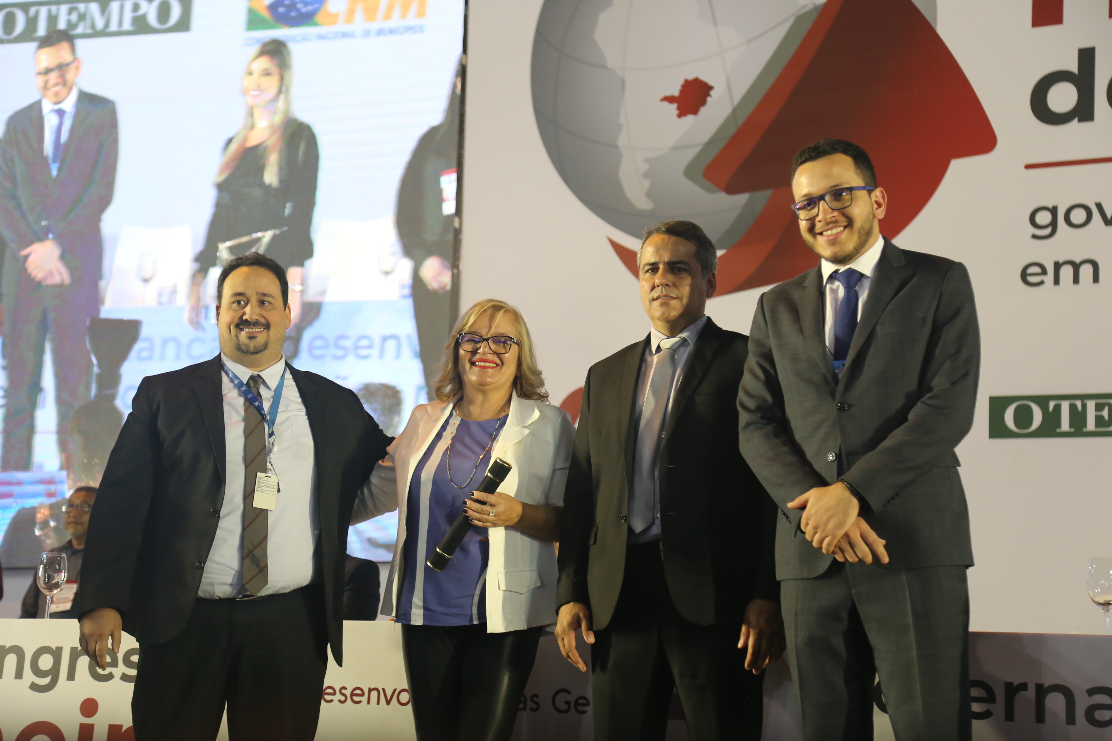 Servidora pública recebe certificado do curso