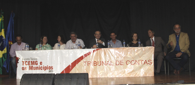 Mesa na abertura do Encontro Técnico: Além do Presidente do TCEMG Sebastião Helvecio, as seguintes personalidades: José César Samor, Prefeito Municipal de Cataguases; Itamar Ribeiro, Prefeito do Município de Dona Euzébia; Maria Jucélia, Prefeita de Santana de Cataguases; Tarcilia Rodrigues Fernandes, Prefeita de Itamarati de Minas; Marília Furtado, Prefeita de Argirita; Ivan Martins Nogueira, Presidente da Câmara Municipal de Cataguases; Douglas Rodrigues Moura, Diretor da Escola Estadual Manuel Inácio Peixoto; Claudio Leitão, Diretor da Rede de Ensino Doctum; e Walmir Linhares da Costa, Vice-Presidente da Câmara Municipal de Cataguases
