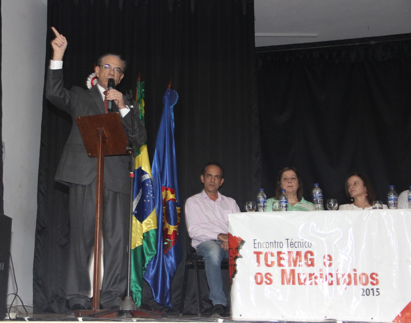 Presidente do TCEMG, Sebastião Helvecio, fala na abertura do Encontro