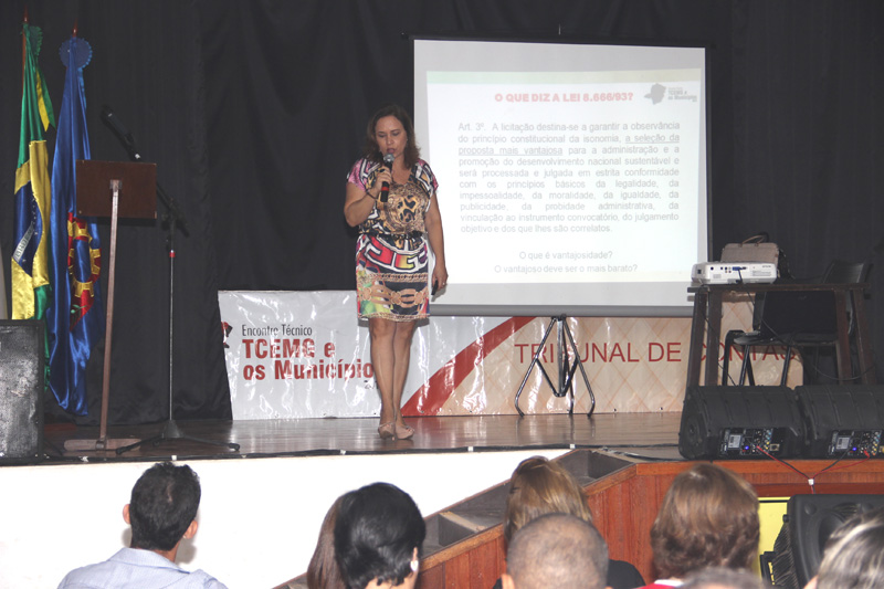 Professora Najila Jaques na palestra sobre Planejamento, Gestão e Execução de Contratos