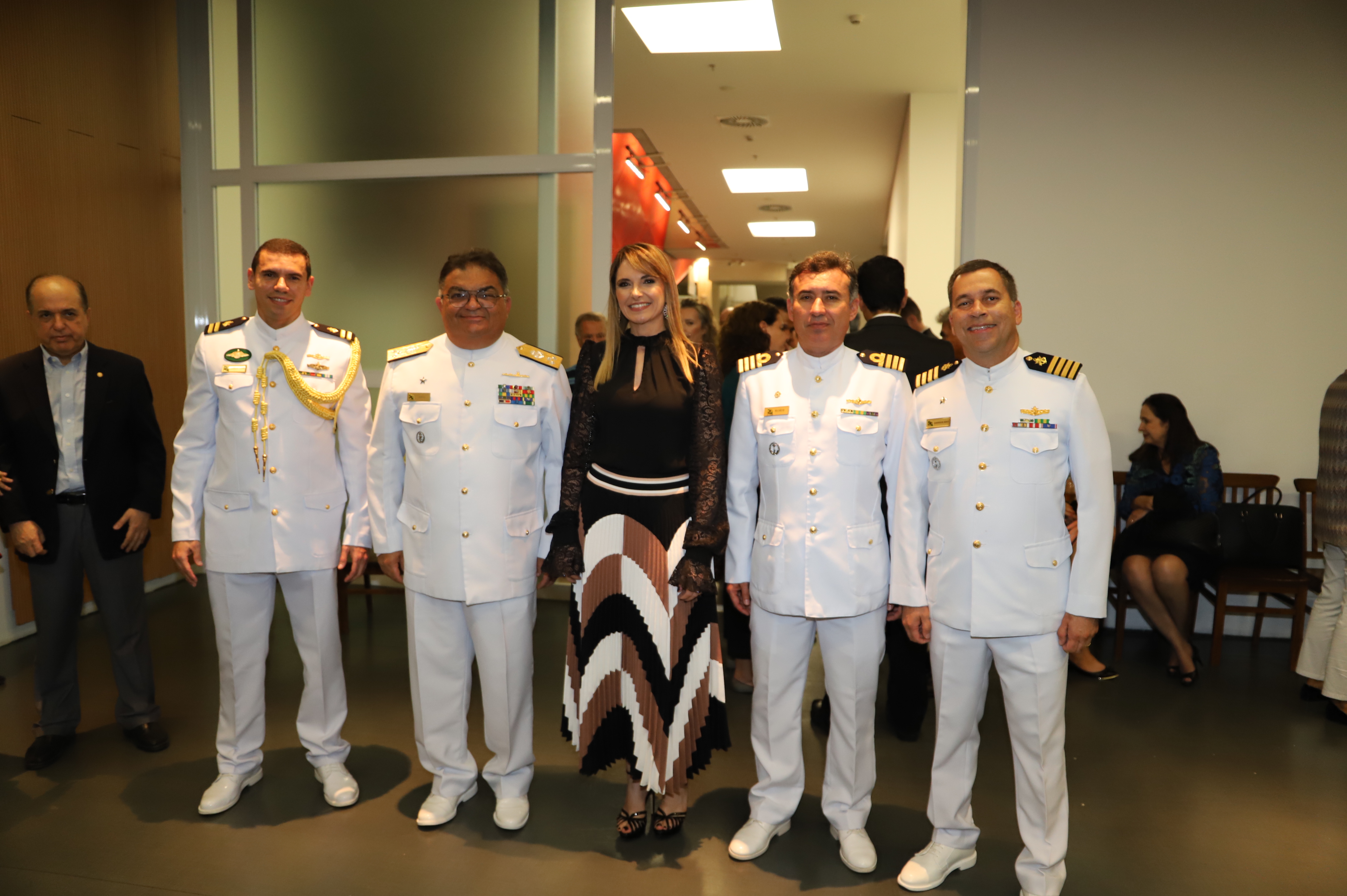 Oficiais da Marinha do Brasil: capitão-tenente Carlos Lopes Cordeiro, o vice-almirante Flávio Augusto Viana Rocha, capitão de mar e guerra Nicácio Sátiro de Araújo e  o capitão de mar e guerra Anderson Jesus da Silva, junto com a procuradora-geral do MPC-MG