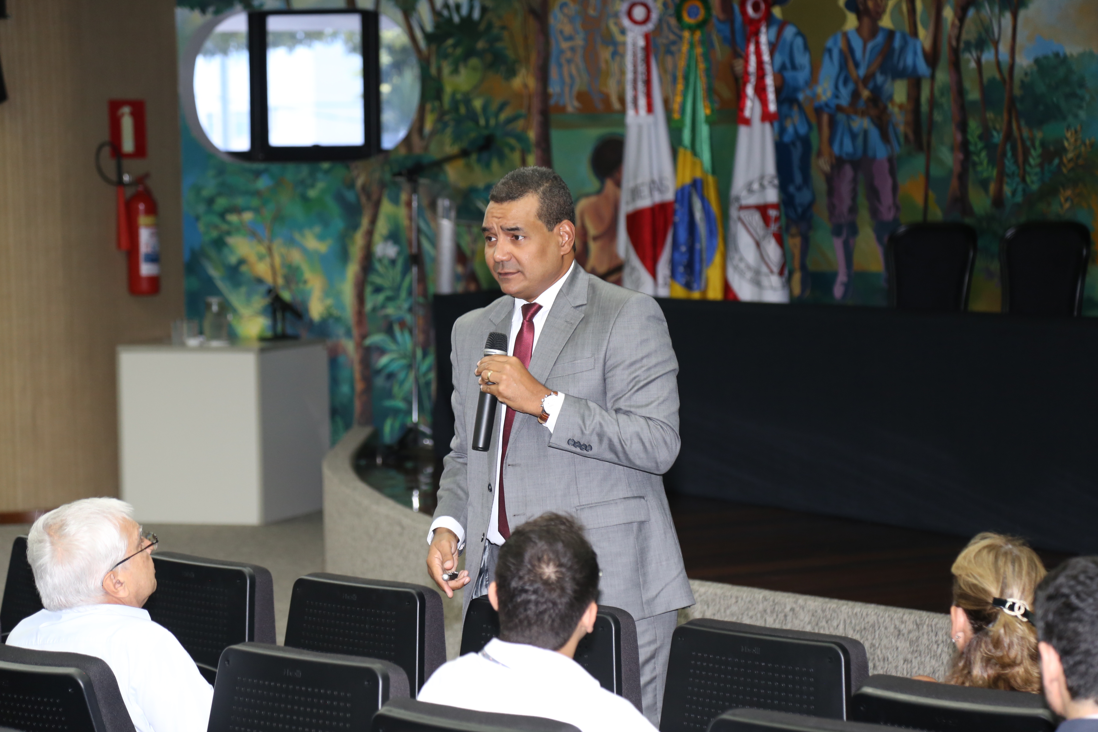 O conselheiro substituto Licurgo Mourão durante sua apresentação (Foto: Luiz Gustavo Ribeiro)