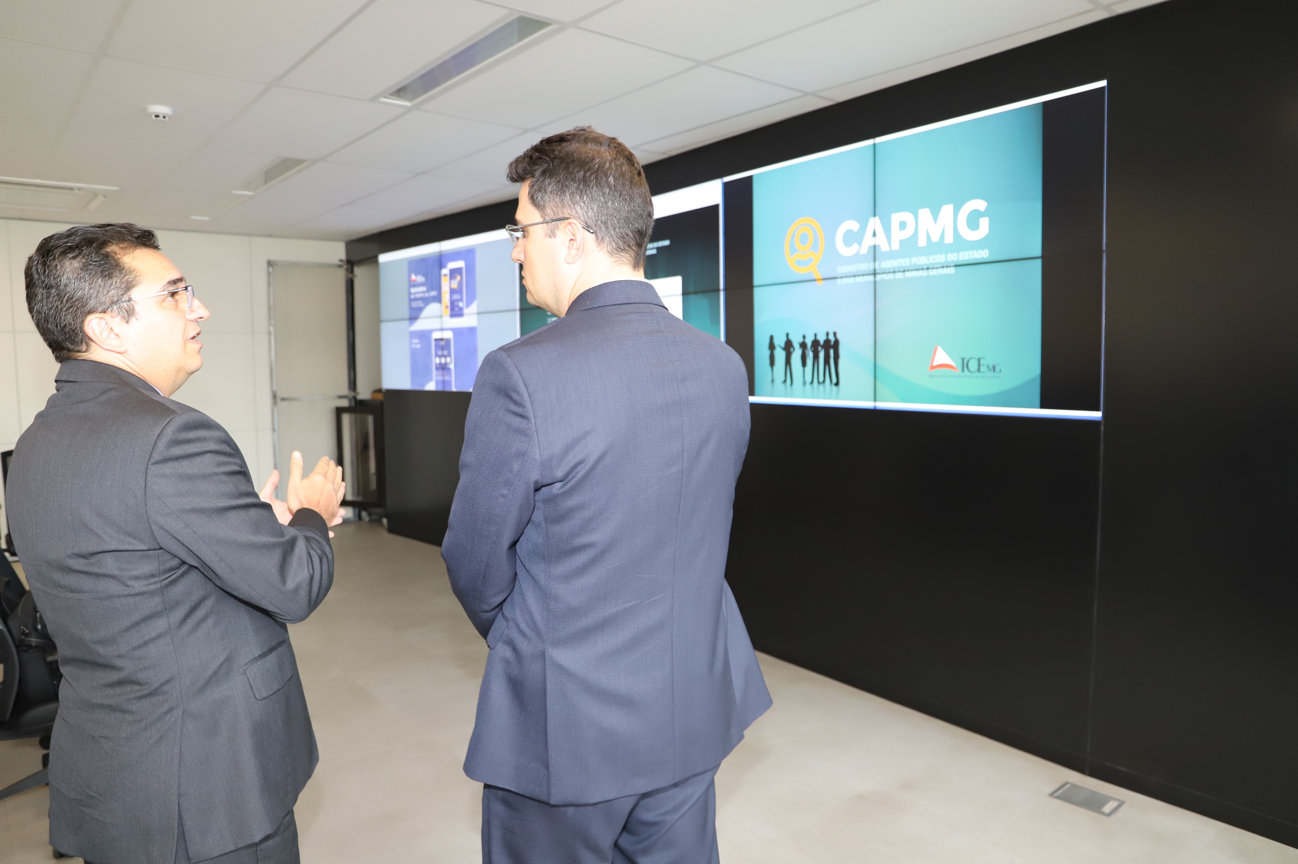 O presidente do TCE explica ao controlador-geral como funciona sistema CAPMG