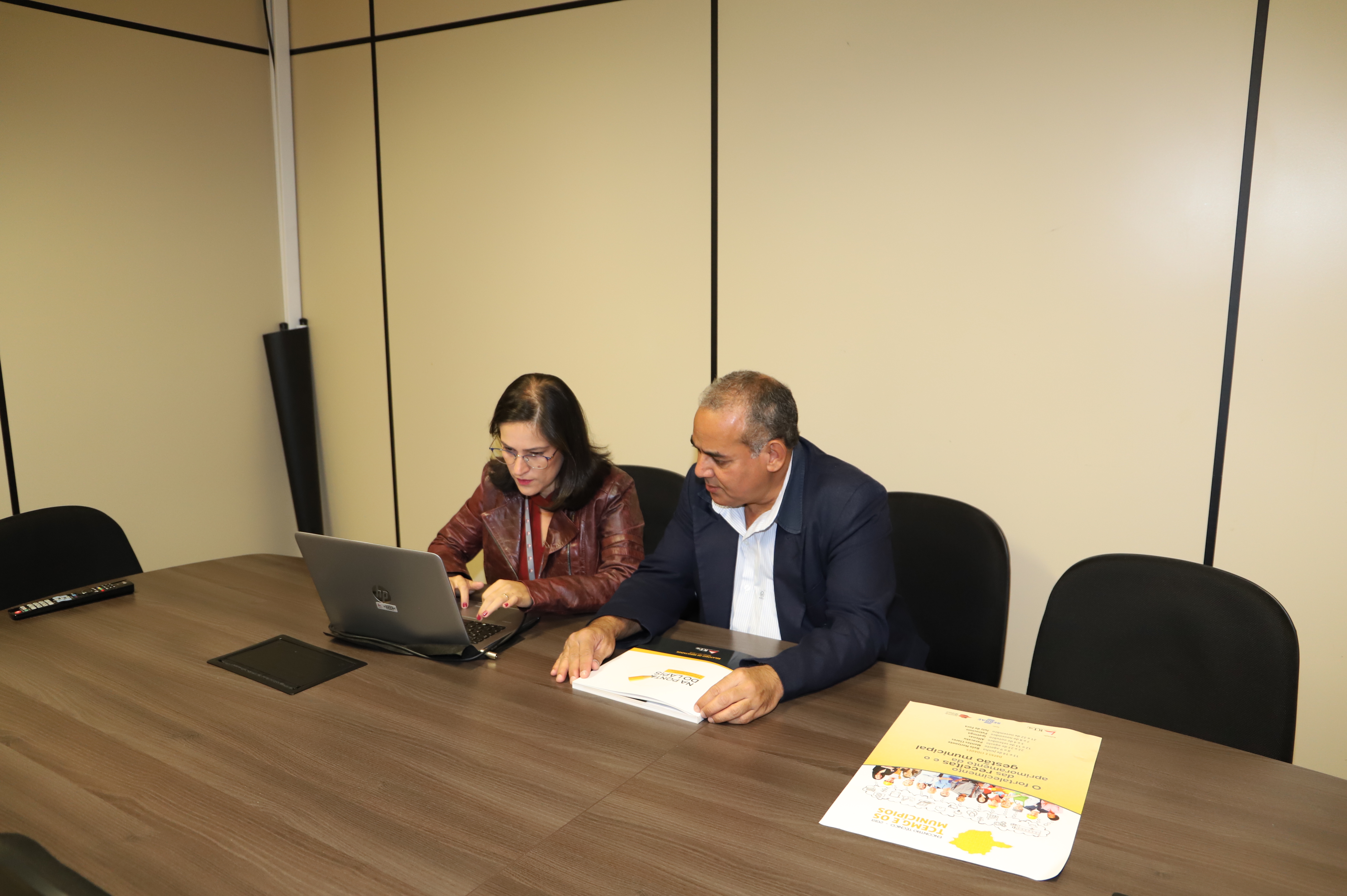 Fabrícia de Oliveira apresenta Programa Na Ponta do Lápis para ao secretário de Volta Grande