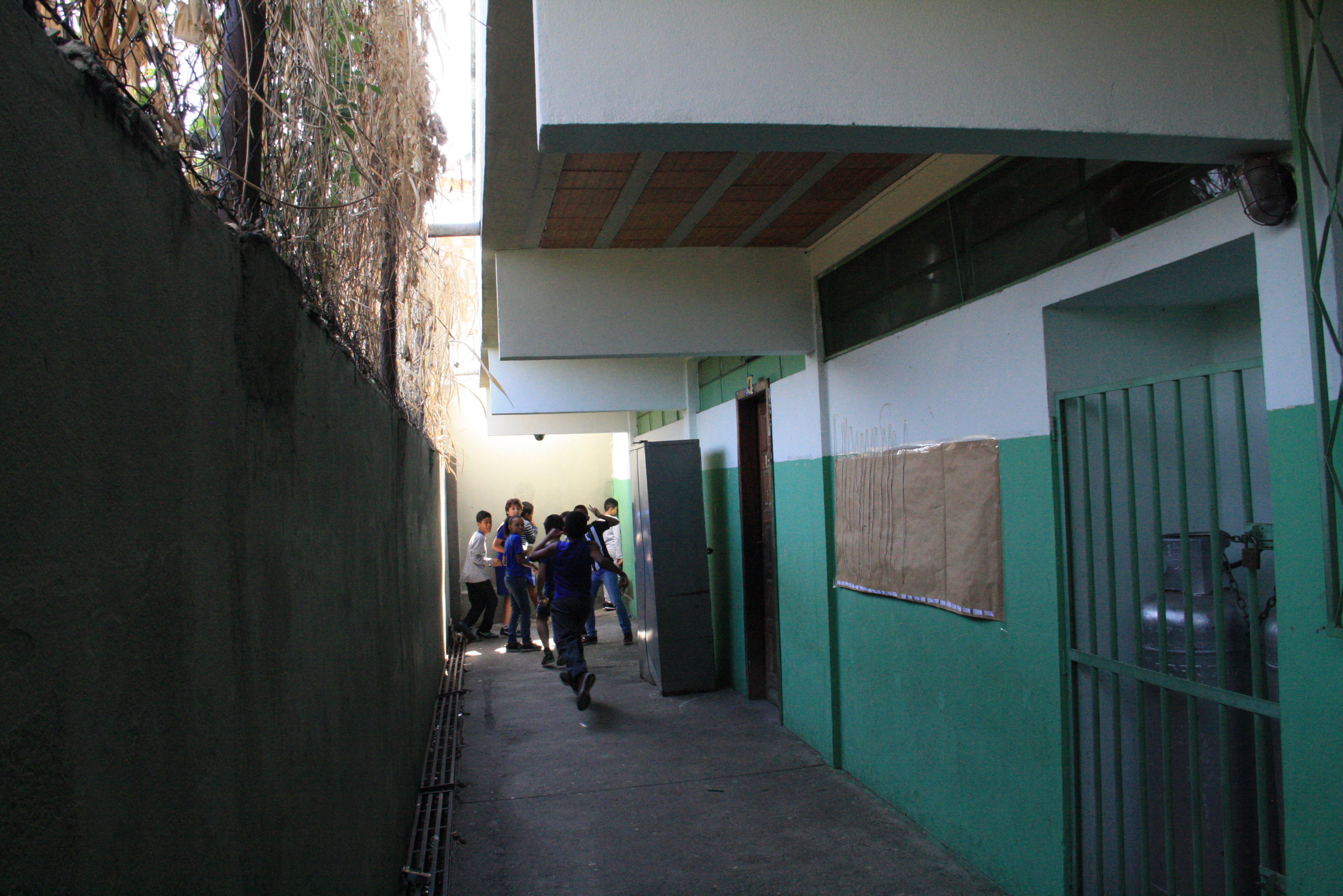 Na imagem, o botijão de gás próximo ao muro que separa o matagal (Foto: Luiz Gustavo Ribeiro)