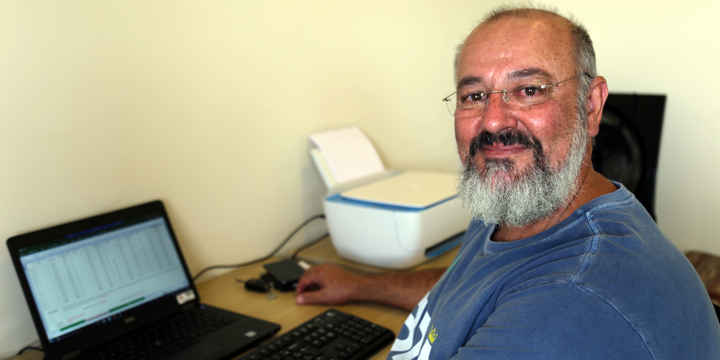 Marlúcio usou um cômodo do seu apartamento exclusivamente para montar o escritório (Foto: Thiago Rios)