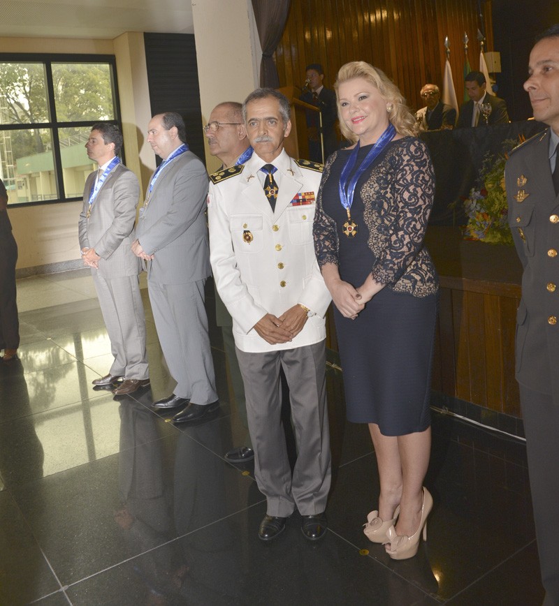 A Conselheira Adriene Andrade recebeu a medalha do Presidente do TJMMG, Juiz Coronel PM Sócrates Edgard dos Anjos (foto: Libéria Silva/ TJMMG)