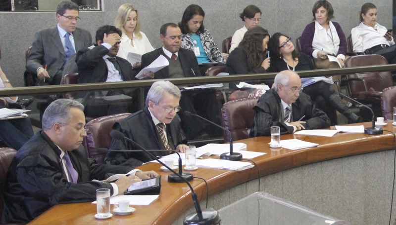 Ao centro, o conselheiro-relator, José Alves Viana
