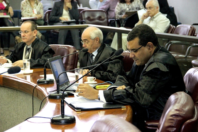 Conselheiros Hamilton Coelho (Substituto), Mauri Torres e Licurgo Mourão (em Substituição) integram a Primeira Câmara. ( Foto: Karina Camargos Coutinho)