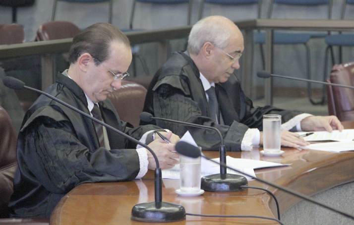Primeira Câmara referendou a decisão monocrática do Conselheiro Substituto Hamilton Coelho (à esquerda na foto)