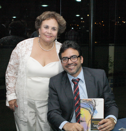 Leonardo Ferraz ao lado de sua mãe, Dra. Nara Ferraz