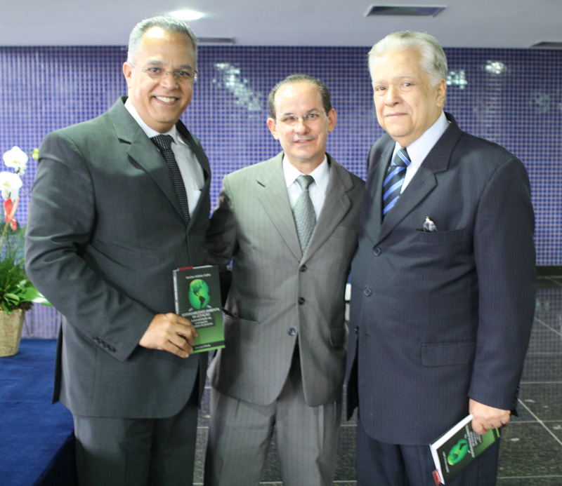 Os Conselheiros Gilberto Diniz e Eduardo Carone prestigiaram a noite de autógrafos do Auditor