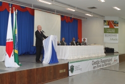 Presidente do TCEMG, Conselheiro Antônio Carlos Andrada, conduz a cerimônia de abertura do evento