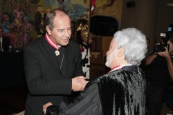 Dom Walmor  recebe a medalha do Presidente Wanderley Ávila
