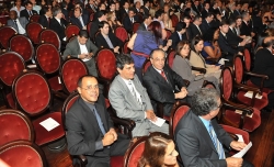 O Conselheiro do TCEMG Sebastião Helvecio(3º da esquerda para a direita); ladeado pelo chefe de seu gabinete, Roberto Saada; e o diretor da Secretaria Geral, Marconi Braga 