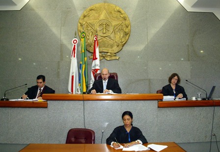 Uma sessão ordinária da Primeira Câmara do TCEMG